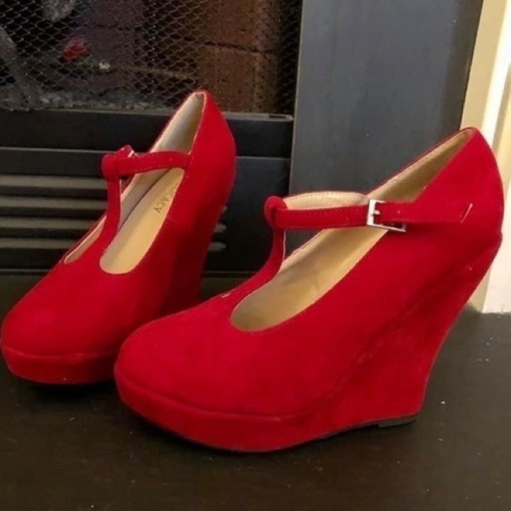 Delicacy Red Wedges Size 7